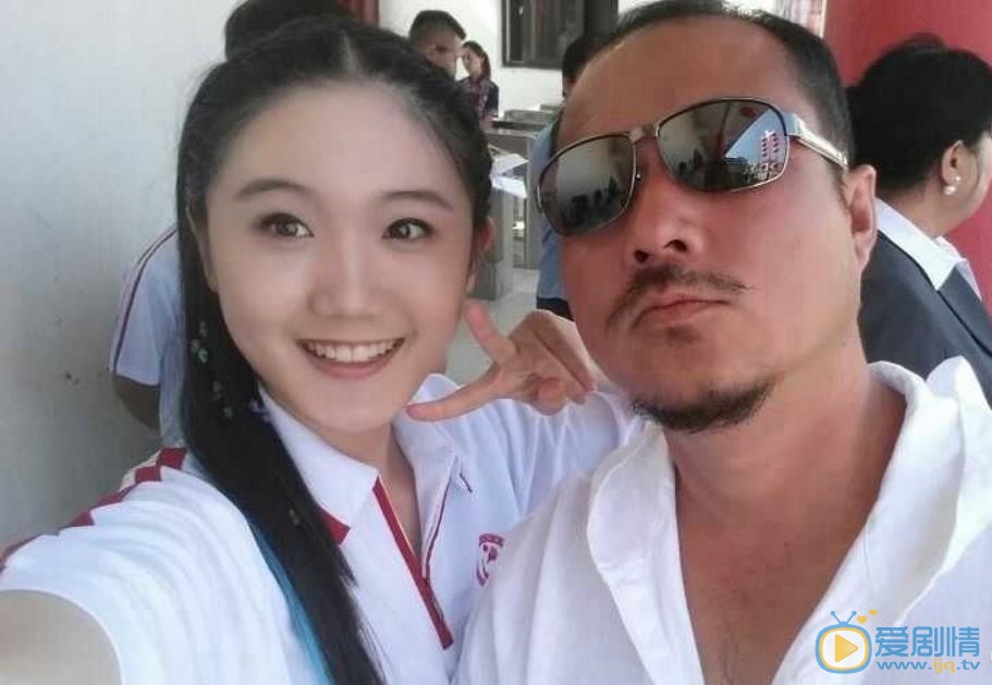 张恩齐与人合照 张恩齐高清写真_张恩齐高清剧照