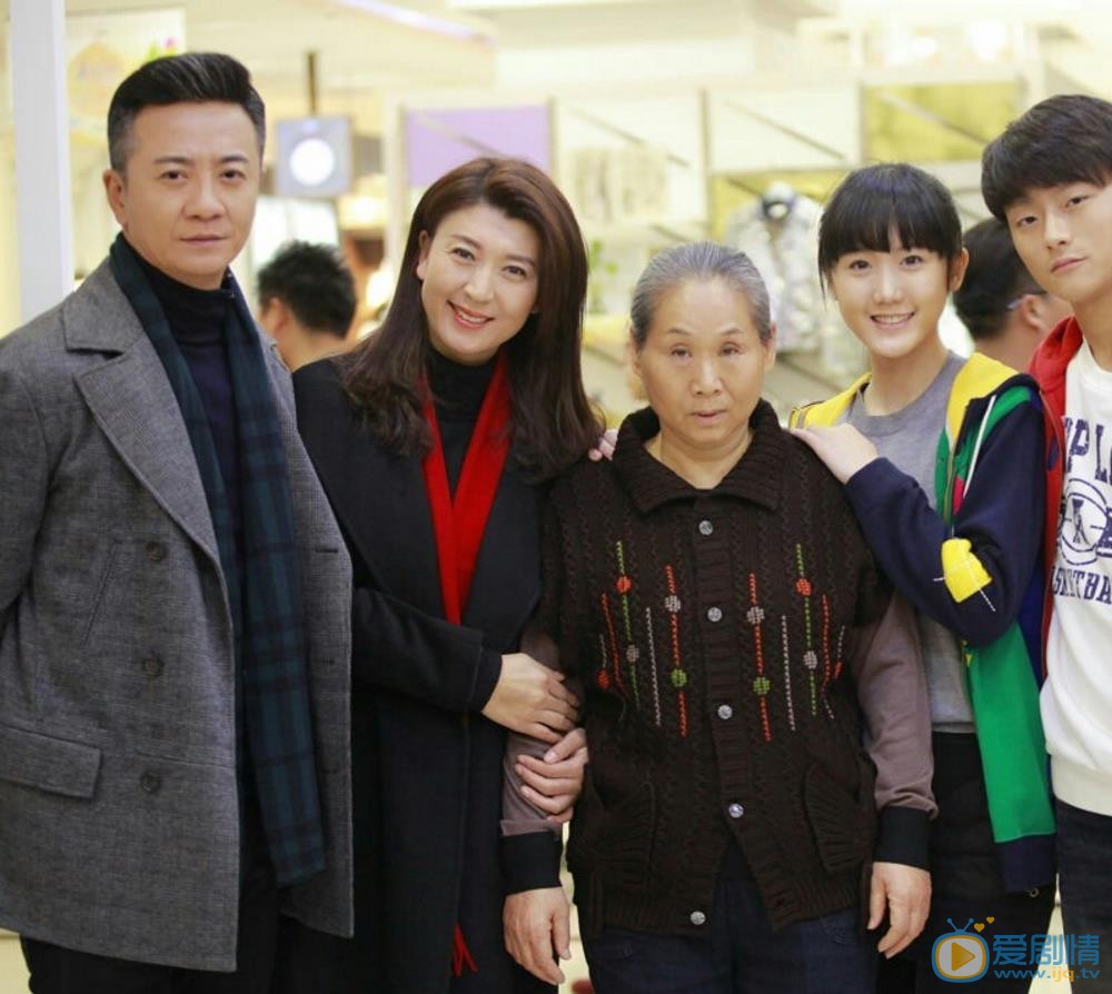 张恩齐与人合照 张恩齐高清写真_张恩齐高清剧照