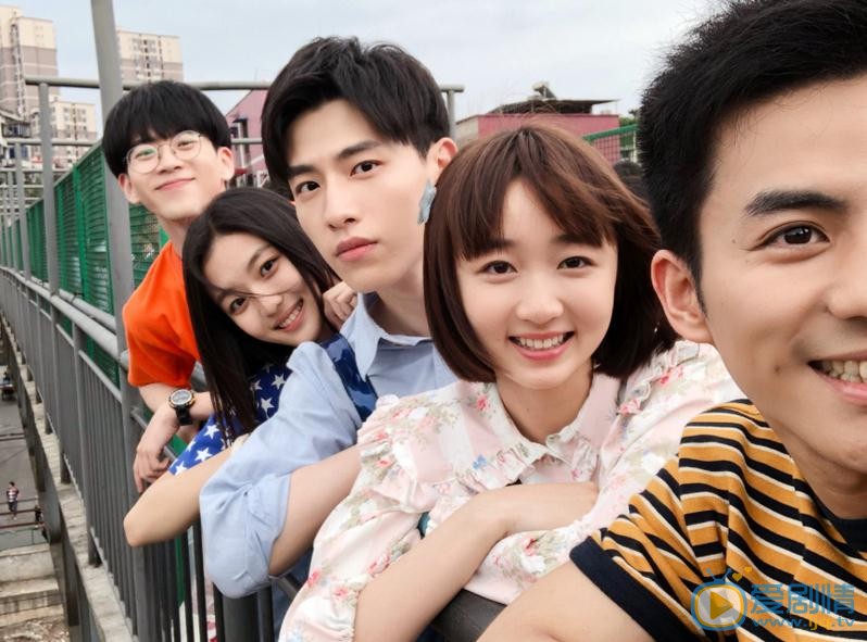 辛云来与人合照 辛云来高清写真_辛云来高清剧照