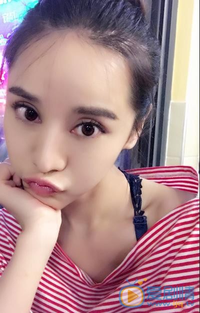 纵昕芸嘟嘴卖萌照
