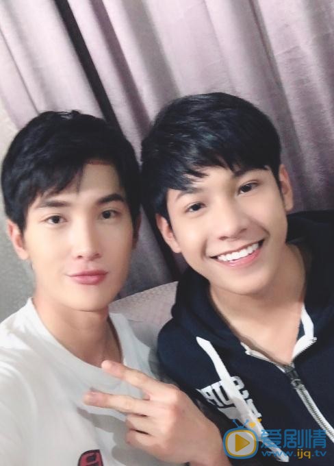 李向哲与人合照 李向哲高清写真_李向哲高清剧照
