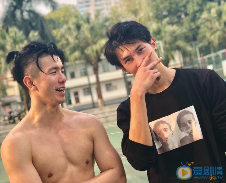 李向哲与人合照 李向哲高清写真_李向哲高清剧照