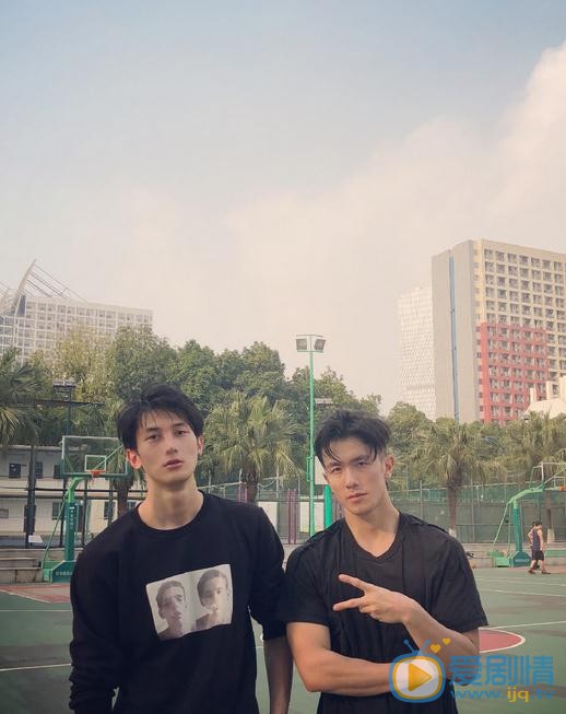 李向哲与人合照 李向哲高清写真_李向哲高清剧照