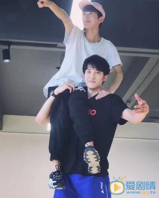 李向哲与人合照 李向哲高清写真_李向哲高清剧照