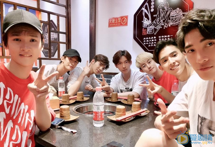 李向哲与人合照 李向哲高清写真_李向哲高清剧照