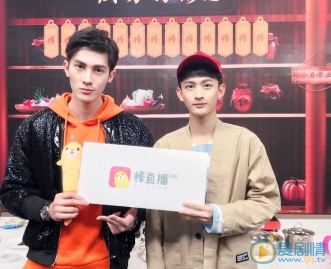 李向哲与人合照 李向哲高清写真_李向哲高清剧照