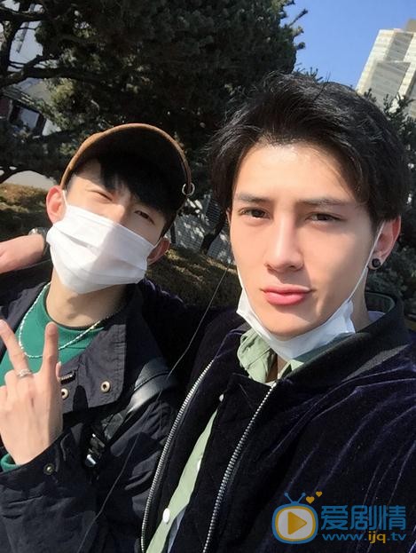李向哲与人合照 李向哲高清写真_李向哲高清剧照