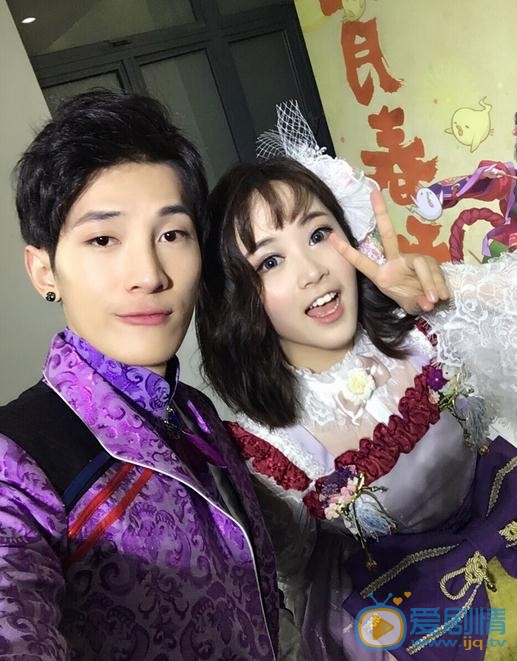 李向哲与人合照 李向哲高清写真_李向哲高清剧照