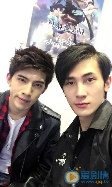 李向哲与人合照 李向哲高清写真_李向哲高清剧照