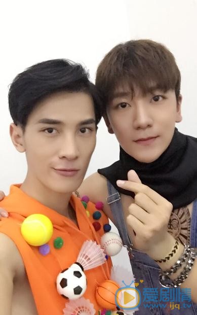 李向哲与人合照 李向哲高清写真_李向哲高清剧照