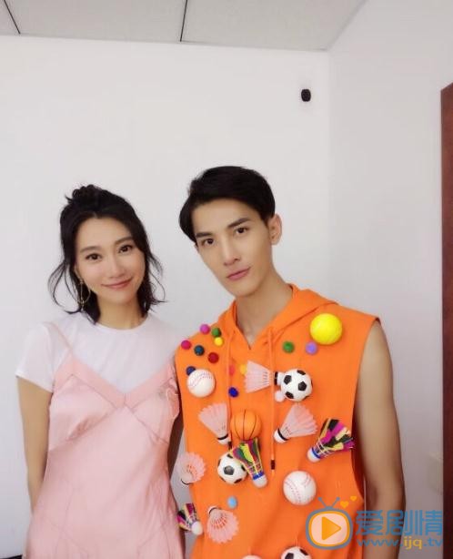 李向哲与人合照 李向哲高清写真_李向哲高清剧照