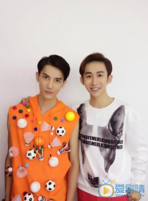 李向哲与人合照 李向哲高清写真_李向哲高清剧照