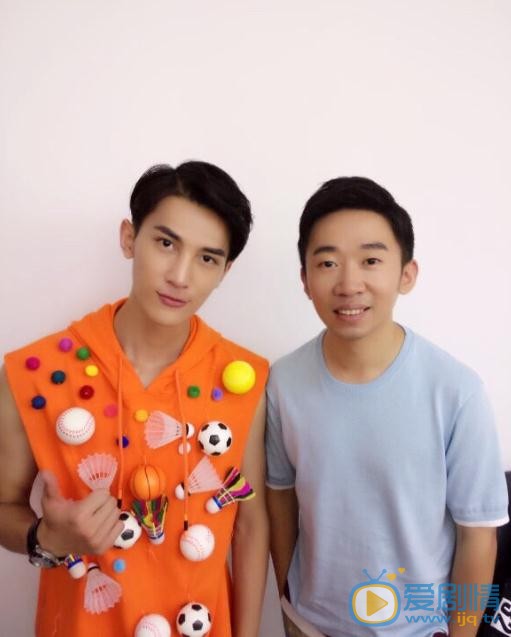 李向哲与人合照 李向哲高清写真_李向哲高清剧照