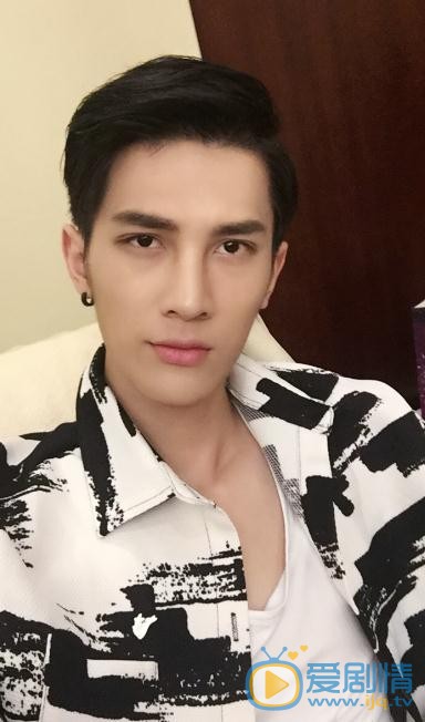 李向哲与人合照 李向哲高清写真_李向哲高清剧照