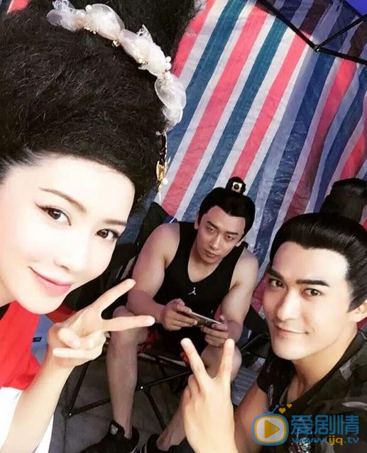 傅天骄与人合照 傅天骄高清写真_傅天骄高清剧照
