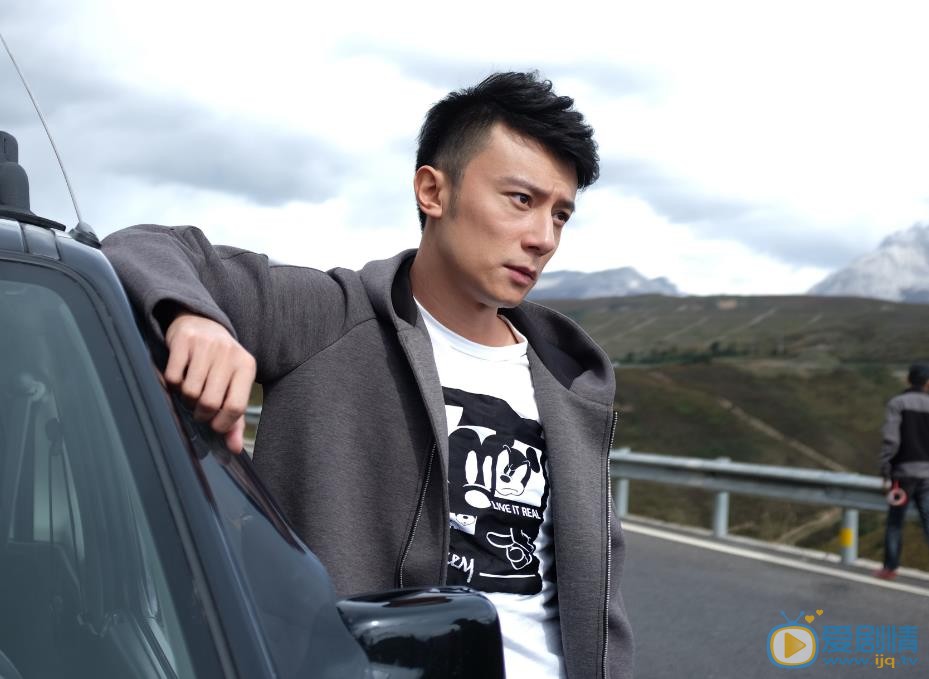 王峥帅气街拍 王峥高清写真_王峥高清剧照