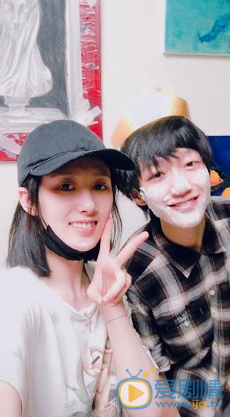 张新洁与人合照 张新洁高清写真_张新洁高清剧照
