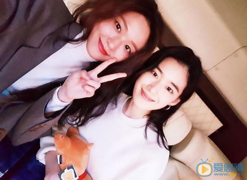 郑恩彩与人合照 郑恩彩高清写真_郑恩彩高清剧照