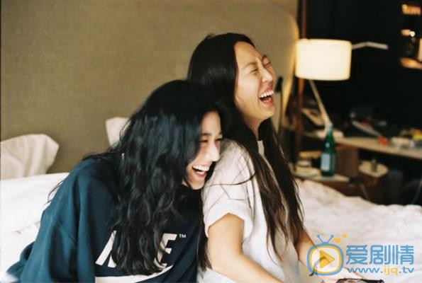 郑恩彩与人合照 郑恩彩高清写真_郑恩彩高清剧照