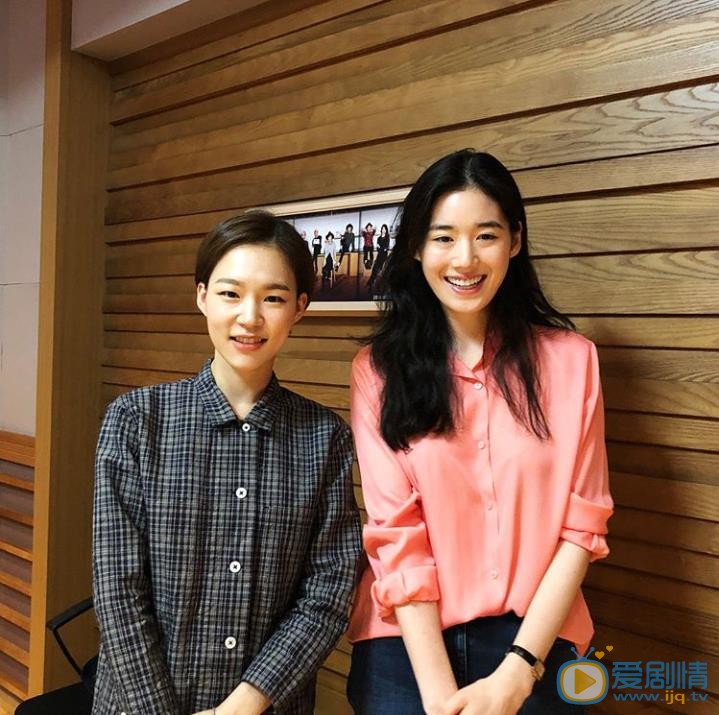 郑恩彩与人合照 郑恩彩高清写真_郑恩彩高清剧照