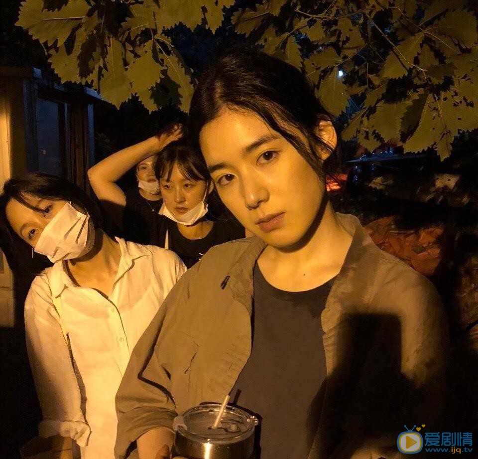 郑恩彩与人合照 郑恩彩高清写真_郑恩彩高清剧照