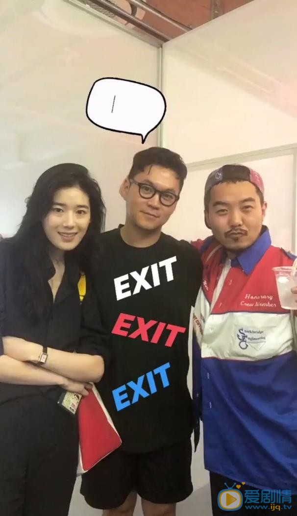 郑恩彩与人合照 郑恩彩高清写真_郑恩彩高清剧照