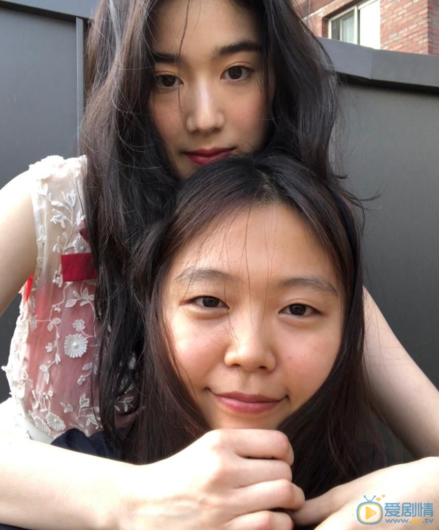 郑恩彩与人合照 郑恩彩高清写真_郑恩彩高清剧照