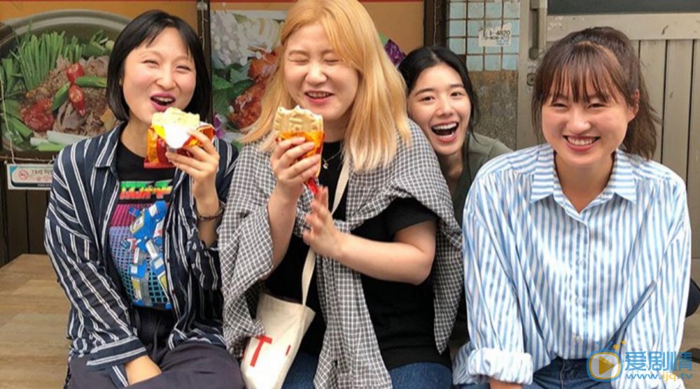 郑恩彩与人合照 郑恩彩高清写真_郑恩彩高清剧照