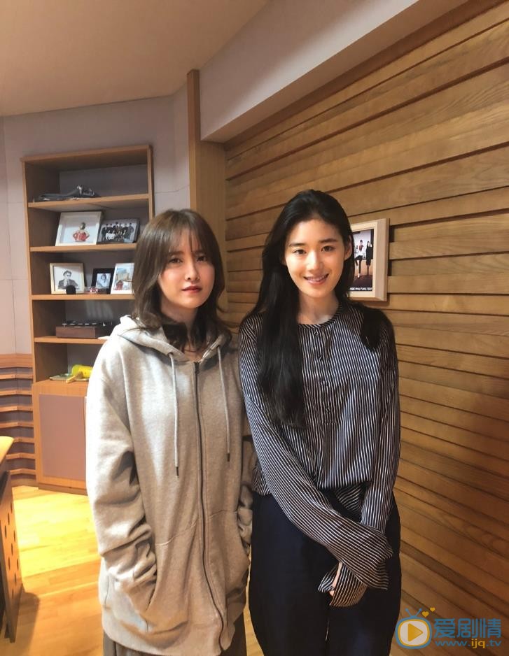 郑恩彩与人合照 郑恩彩高清写真_郑恩彩高清剧照