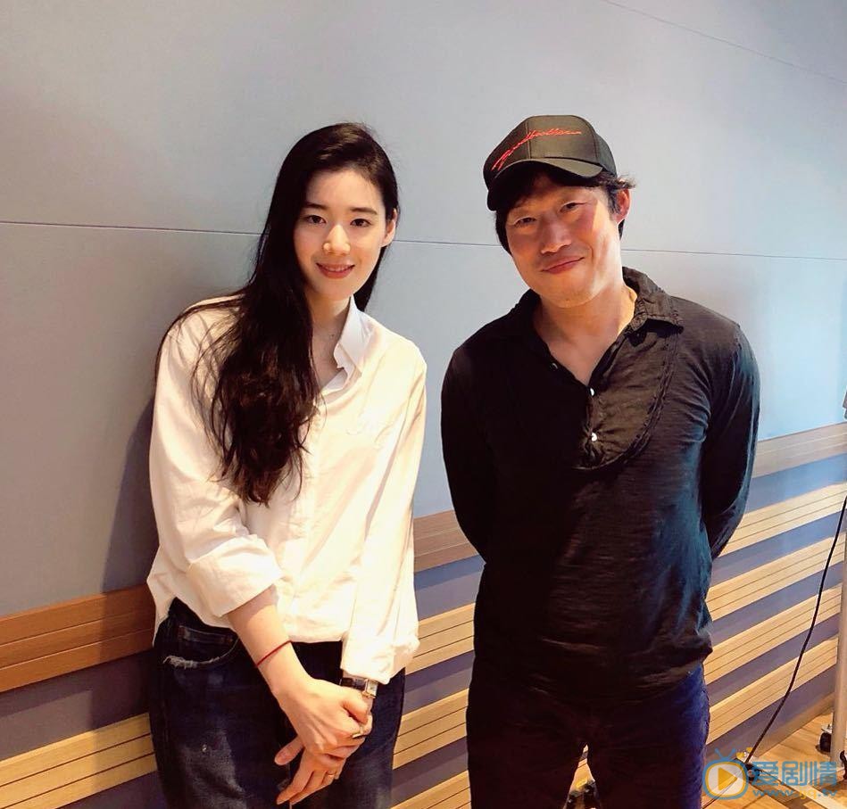 郑恩彩与人合照 郑恩彩高清写真_郑恩彩高清剧照