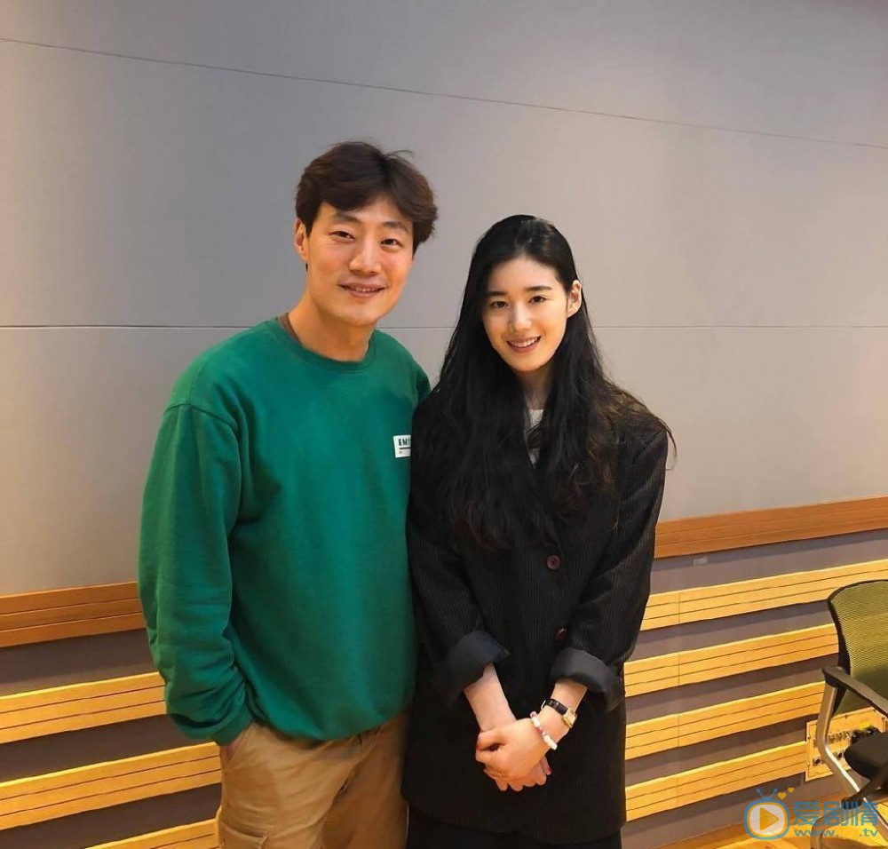 郑恩彩与人合照 郑恩彩高清写真_郑恩彩高清剧照