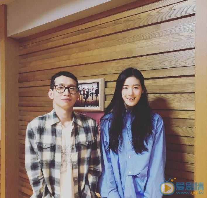 郑恩彩与人合照 郑恩彩高清写真_郑恩彩高清剧照