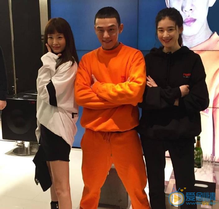 郑恩彩与人合照 郑恩彩高清写真_郑恩彩高清剧照