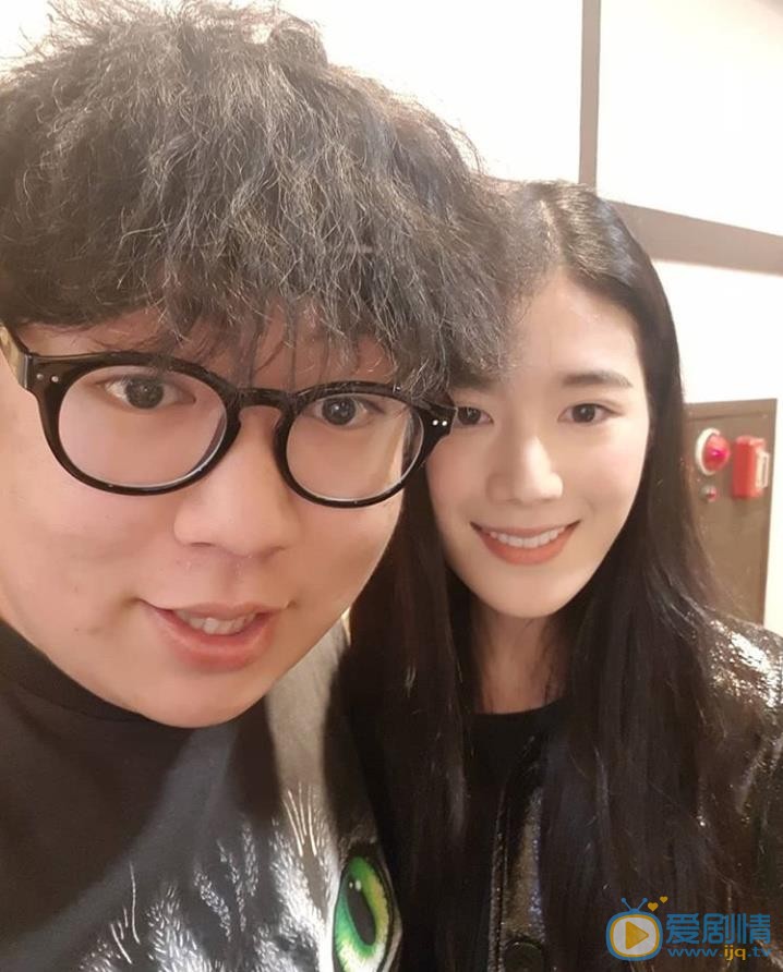 郑恩彩与人合照 郑恩彩高清写真_郑恩彩高清剧照
