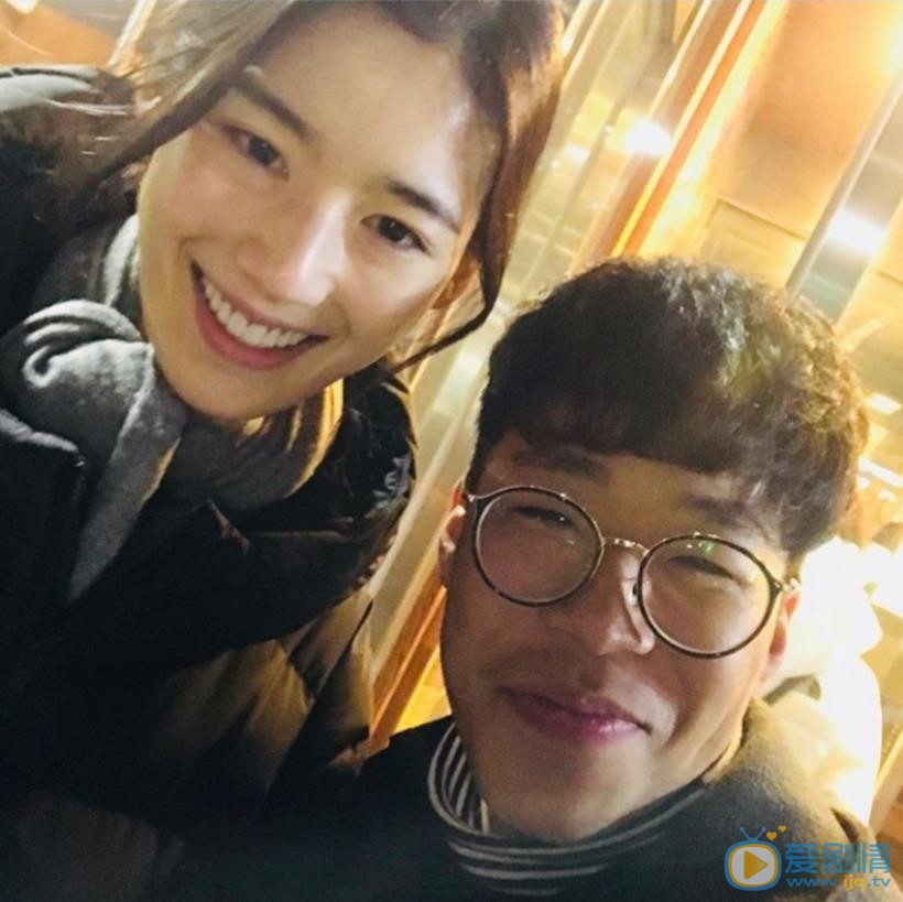 郑恩彩与人合照 郑恩彩高清写真_郑恩彩高清剧照