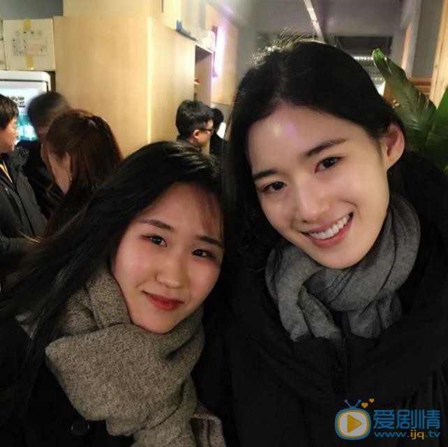 郑恩彩与人合照 郑恩彩高清写真_郑恩彩高清剧照