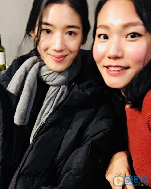 郑恩彩与人合照 郑恩彩高清写真_郑恩彩高清剧照
