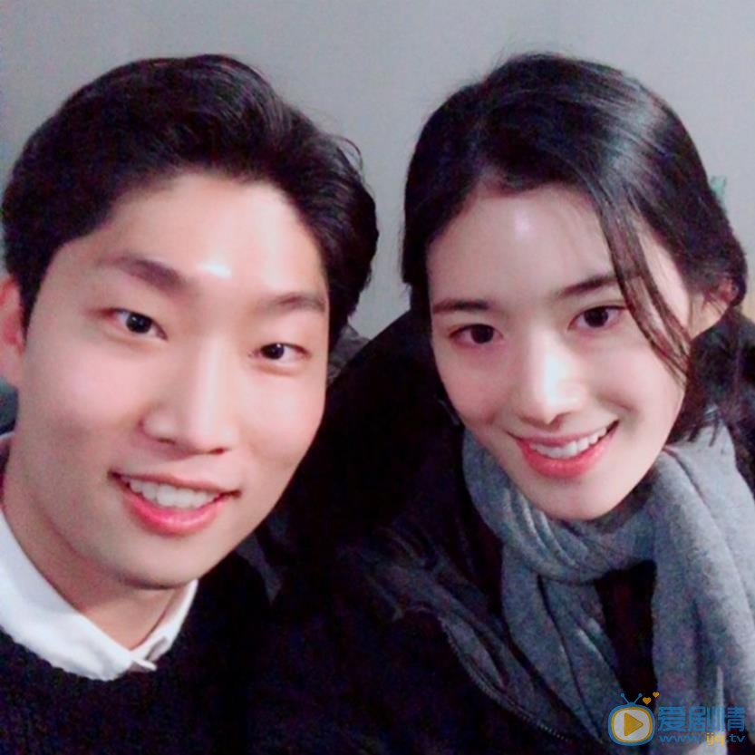 郑恩彩与人合照 郑恩彩高清写真_郑恩彩高清剧照