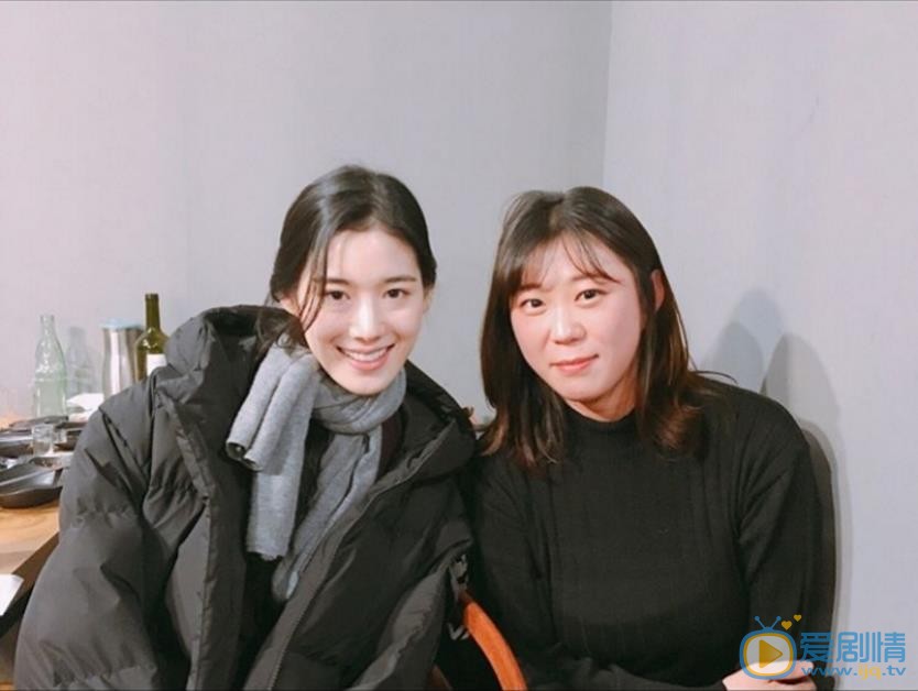 郑恩彩与人合照 郑恩彩高清写真_郑恩彩高清剧照