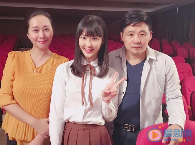 林昕宜与人合照 林昕宜高清写真_林昕宜高清剧照