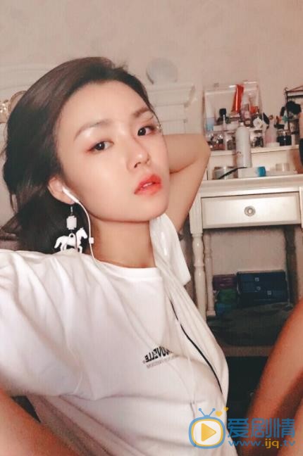 张婉清生活照 张婉清高清写真_张婉清高清剧照