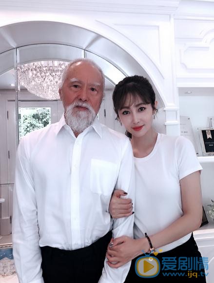 李芯逸与人合照 李芯逸高清写真_李芯逸高清剧照