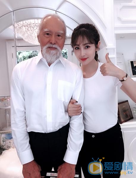 李芯逸与人合照 李芯逸高清写真_李芯逸高清剧照