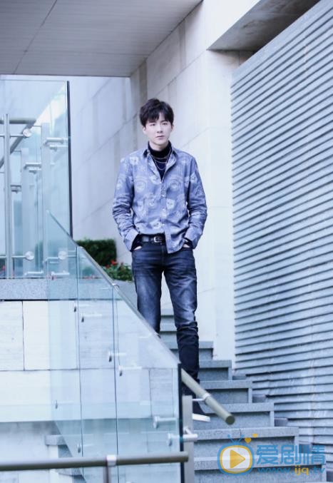 刘宇宁帅气街拍 刘宇宁高清写真_刘宇宁高清剧照