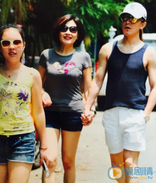 李咏与家人合照 李咏高清写真_李咏高清剧照