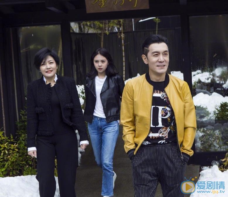 李咏与家人合照 李咏高清写真_李咏高清剧照