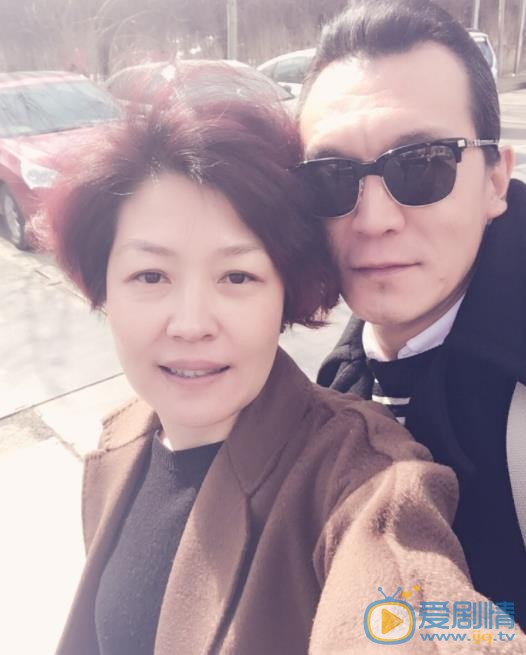 李咏与家人合照 李咏高清写真_李咏高清剧照