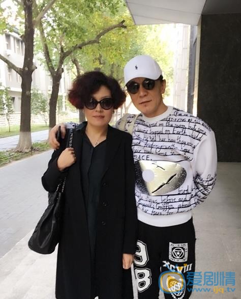 李咏与家人合照 李咏高清写真_李咏高清剧照
