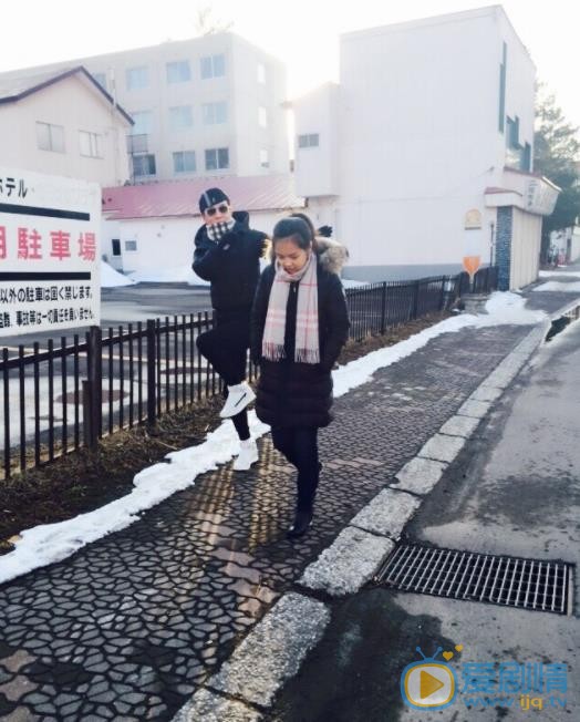 李咏与家人合照 李咏高清写真_李咏高清剧照