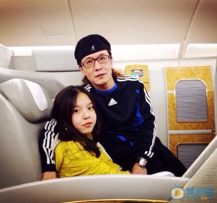 李咏与家人合照 李咏高清写真_李咏高清剧照